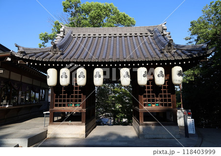広島県福山市にある艮神社境内入り口門の風景 広島県福山市にある艮神社境内入り口門の風景 118403999