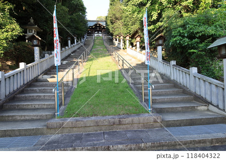 広島県福山市にある備後護国神社の参道と境内入り口門の風景 118404322