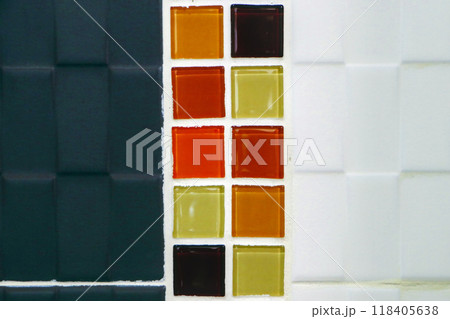 Bathroom wall tiles are installed in an unorganized manner according to standards. 118405638