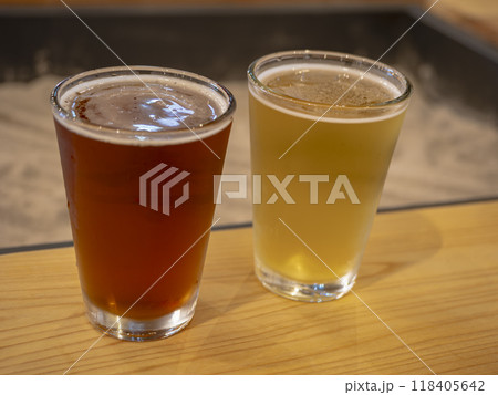 二杯のクラフトビール 118405642