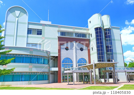 岐阜県各務原市、各務原市立中央図書館の風景 岐阜県各務原市、各務原市立中央図書館の風景 118405830