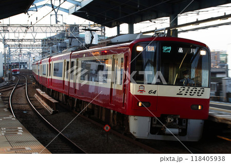早朝の平和島駅を高速通過する京急本線2100形（モーニング・ウィング号） 118405938