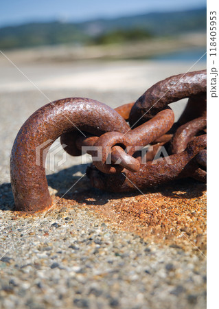 堤防に付けられたアンカーに付けられた錆びた鎖 堤防に付けられたアンカーに付けられた錆びた鎖 118405953