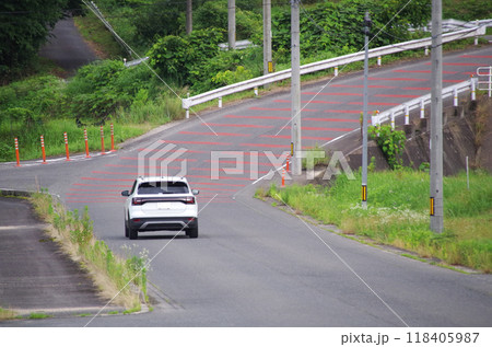 山の斜面をカーブしながら駆け上る急な勾配の舗装道路 山の斜面をカーブしながら駆け上る急な勾配の舗装道路 118405987