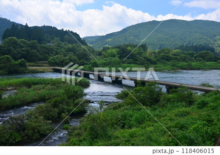 高知県を流れくだる吉野川を渡る本山町の下津井沈下橋 高知県を流れくだる吉野川を渡る本山町の下津井沈下橋 118406015