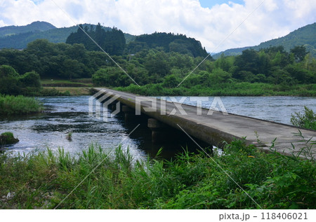 高知県を流れくだる吉野川を渡る本山町の下津井沈下橋 118406021