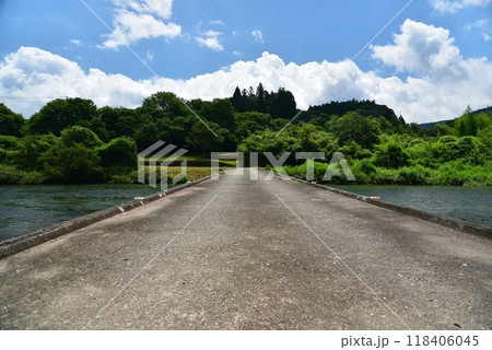 高知県を流れくだる吉野川を渡る本山町の下津井沈下橋 高知県を流れくだる吉野川を渡る本山町の下津井沈下橋 118406045