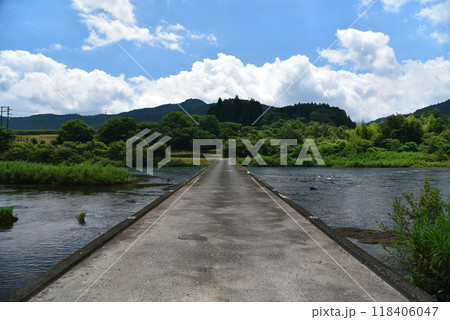 高知県を流れくだる吉野川を渡る本山町の下津井沈下橋 118406047