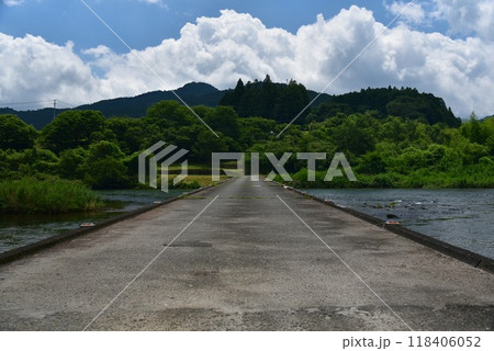 高知県を流れくだる吉野川を渡る本山町の下津井沈下橋 118406052
