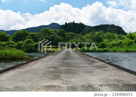 高知県を流れくだる吉野川を渡る本山町の下津井沈下橋 118406053