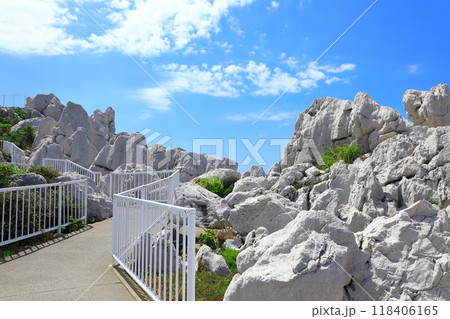 白崎海洋公園　遊歩道から見た青い空と白い岩 118406165