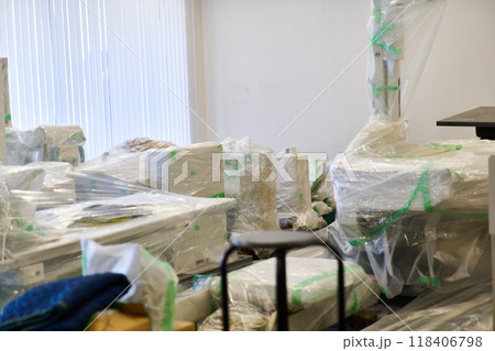 梱包された荷物が置かれたオフィス 梱包された荷物が置かれたオフィス 118406798