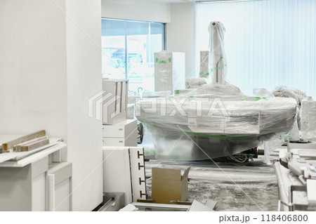 梱包された荷物が置かれたオフィス 118406800