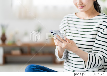 スマホを操作する若い女性。(パーツ) スマホを操作する若い女性。(パーツ) 118407173