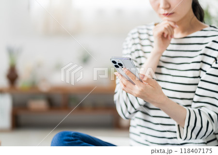 スマホを操作する若い女性。（パーツ） 118407175