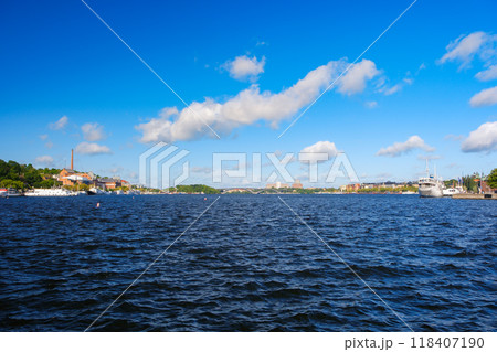 スウェーデン ストックホルム、リッダーホルメン島から見るメーラレン湖（リッダーフィヨルド） 118407190