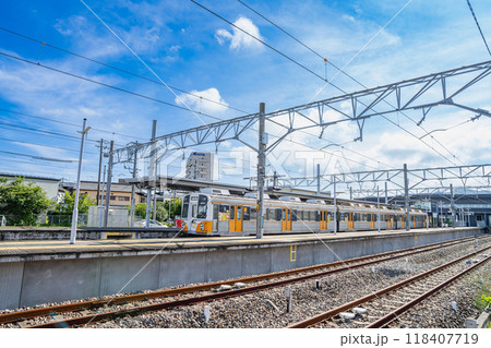 田原市にある三河田原駅の電車と線路のある風景(愛知県) 田原市にある三河田原駅の電車と線路のある風景(愛知県) 118407719