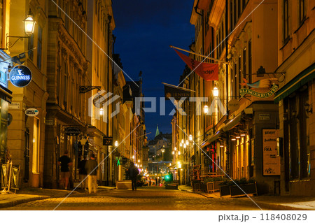 スウェーデン 夜のストックホルムの旧市街、ガムラスタンの街並み 118408029