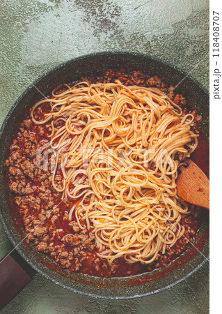 Spaghetti Bolognese, top view, in a frying pan, close-up, without people, homemade, 118408707