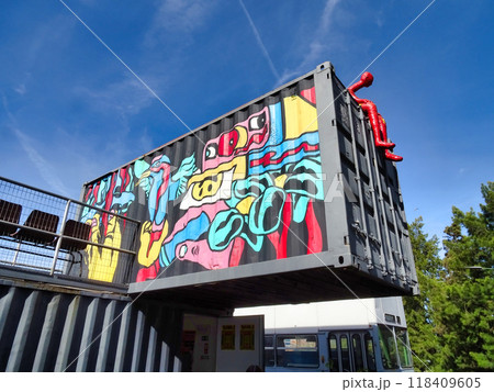 street art graffiti and sculptures 118409605