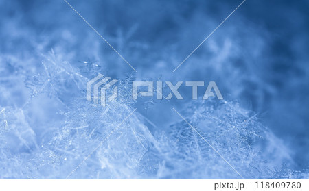 natural snowflakes on snow, winter natural snowflakes on snow, winter 118409780
