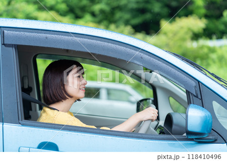 車を運転する女性　車の運転席に座る女性 118410496