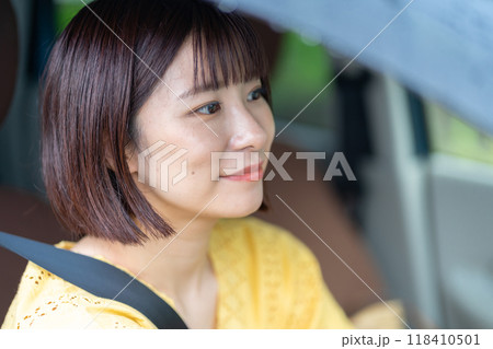 車を運転する女性　車の運転席に座る女性 118410501