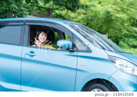 車を運転する女性 車の運転席に座る女性 車を運転する女性 車の運転席に座る女性 118410509
