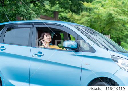 車を運転する女性 車の運転席に座る女性 車を運転する女性 車の運転席に座る女性 118410510