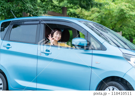 車を運転する女性　車の運転席に座る女性 118410511