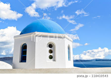 Oia, santorini, views of the white houses with their cobbled streets. aegean sea, cyclades, greece. 118410543