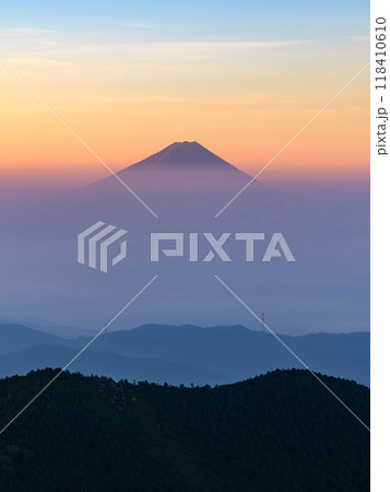 朝焼けの空と雲海と富士山(金峰山より) 朝焼けの空と雲海と富士山(金峰山より) 118410610