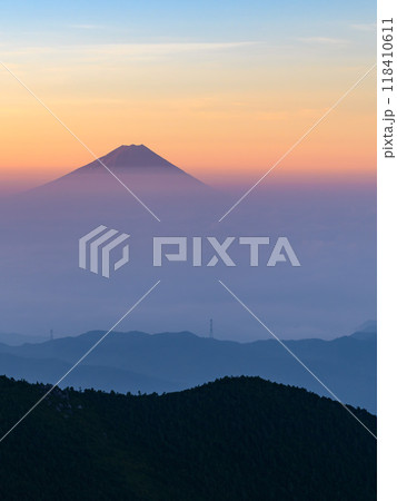 朝焼けの空と雲海と富士山(金峰山より) 朝焼けの空と雲海と富士山(金峰山より) 118410611