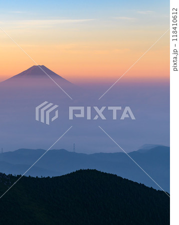 朝焼けの空と雲海と富士山（金峰山より） 118410612