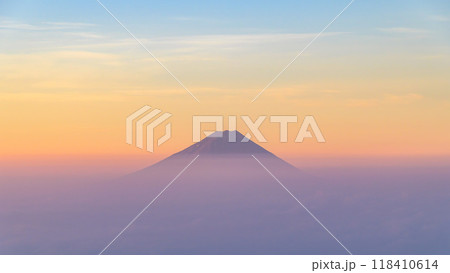 朝焼けの空と雲海と富士山（金峰山より） 118410614