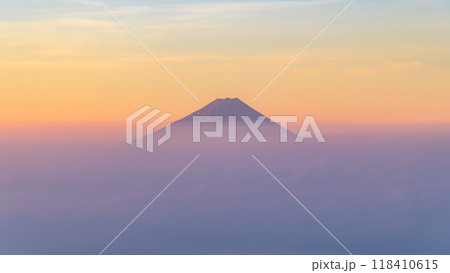 朝焼けの空と雲海と富士山（金峰山より） 118410615