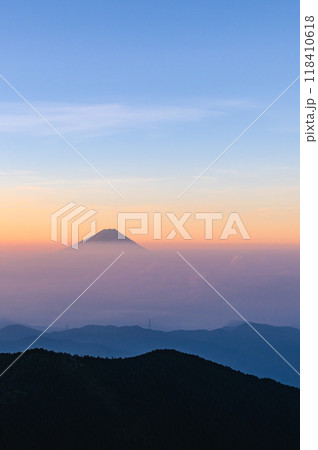 朝焼けの空と雲海と富士山（金峰山より） 118410618