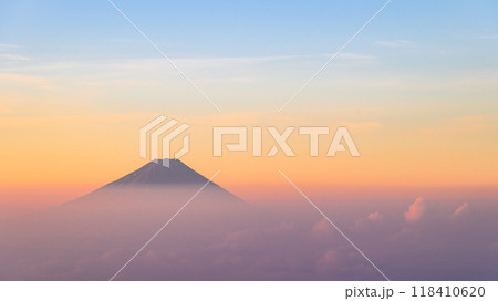 朝焼けの空と雲海と富士山（金峰山より） 118410620