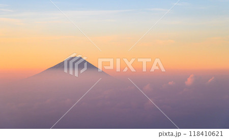 朝焼けの空と雲海と富士山（金峰山より） 118410621