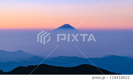 朝焼けの空と雲海と富士山（金峰山より） 118410622