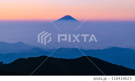 朝焼けの空と雲海と富士山（金峰山より） 118410623