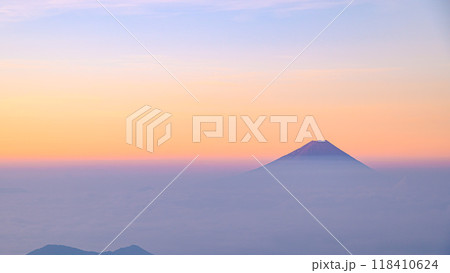 朝焼けの空と雲海と富士山(金峰山より) 朝焼けの空と雲海と富士山(金峰山より) 118410624