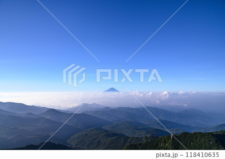 夏空と富士山と雲海の絶景・金峰山より 夏空と富士山と雲海の絶景・金峰山より 118410635