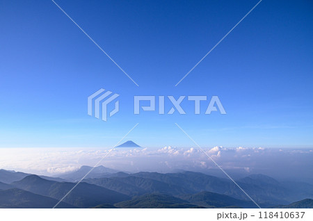 夏空と富士山と雲海の絶景・金峰山より 118410637