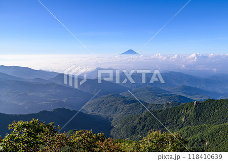 夏空と富士山と雲海の絶景・金峰山より 夏空と富士山と雲海の絶景・金峰山より 118410639