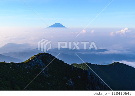 夏空と富士山と雲海の絶景・金峰山より 夏空と富士山と雲海の絶景・金峰山より 118410643