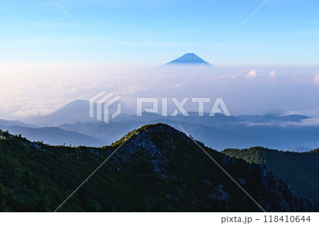 夏空と富士山と雲海の絶景・金峰山より 夏空と富士山と雲海の絶景・金峰山より 118410644