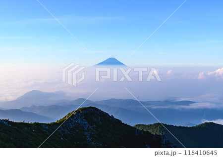 夏空と富士山と雲海の絶景・金峰山より 118410645