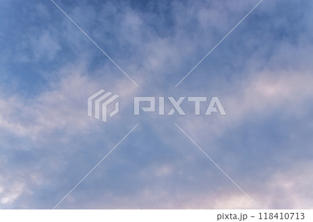 青空の天空に浮く雲の造形【背景素材】 118410713