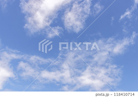 青空の天空に浮く雲の造形【背景素材】 118410714